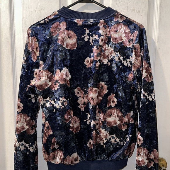 Girls Puffer Jacket🫶🏽 - Picture 3 of 3